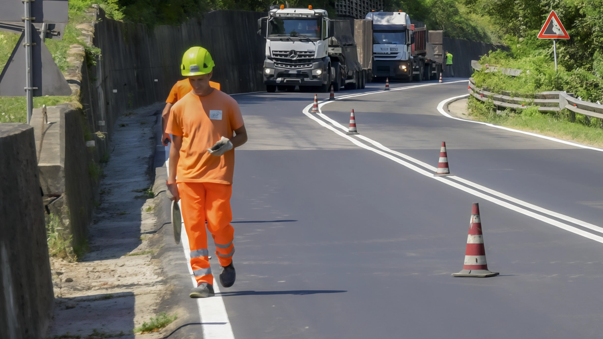 L'amministrazione approva un progetto da 104mila euro per mettere in sicurezza via Profonda, risolvendo problemi di dilavamento e scivolamento. L'intervento prevede attraversamenti stradali, riprofilatura dei cigli e pavimentazione ecologica. L'amministrazione approva un progetto da 104mila euro per mettere in sicurezza via Profonda, risolvendo problemi di dilavamento e scivolamento. L'intervento prevede attraversamenti stradali, riprofilatura dei cigli e pavimentazione ecologica.