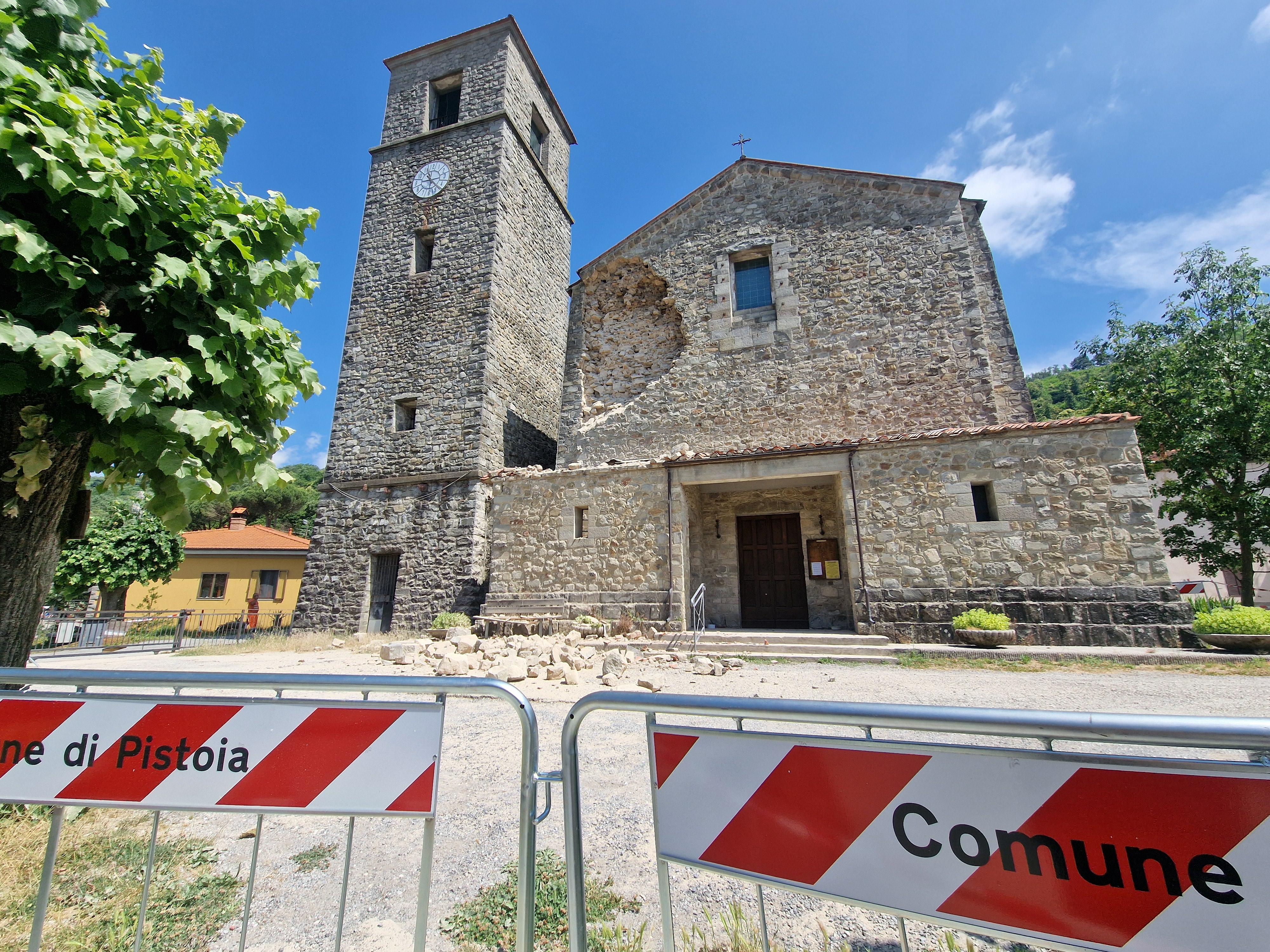 Chiesa di Cireglio, crolla nella notte parte della facciata Chiesa di Cireglio, crolla nella notte parte della facciata