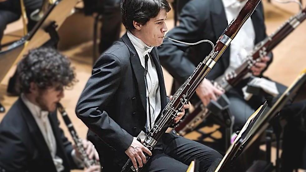 https://www.lanazione.it/image-service/view/acePublic/alias/contentid/MjEzYmFkMDItMzVjNC00/0/lascesa-di-niccolo-sergi-un-fagotto-di-successo-dal-conservatorio-puccini-alla-filarmonica-di-vienna.jpeg?f=16:9&w=1200&h=630