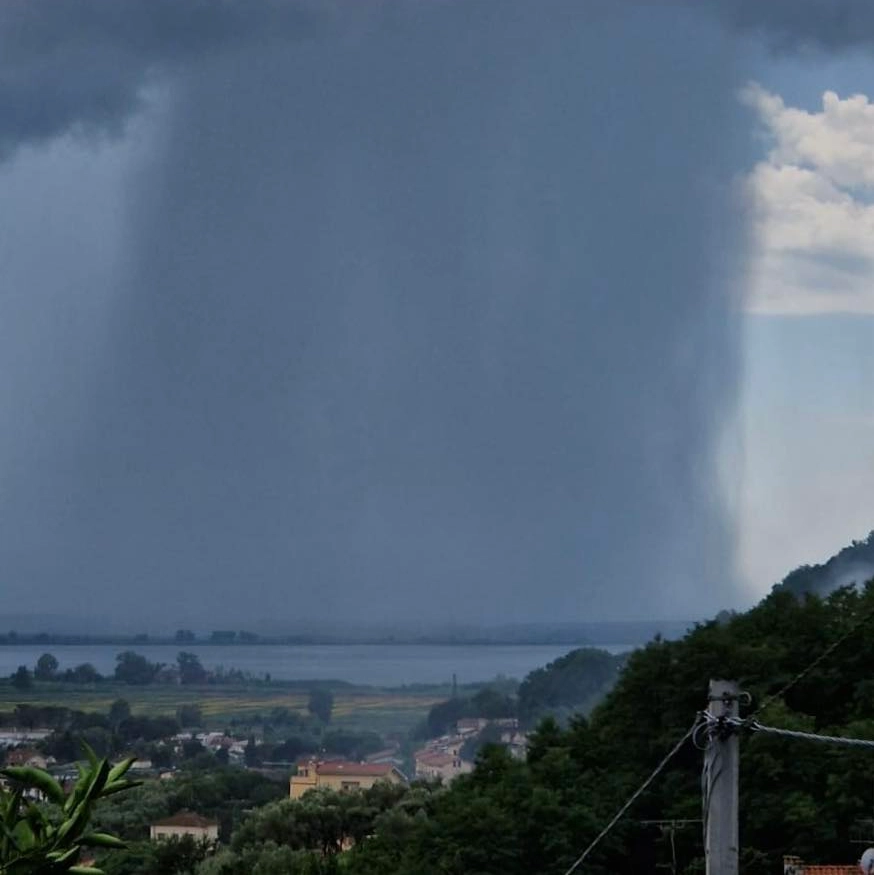 Il microburst fotografato da Massarosa (Foto di Greta Rinaldi)