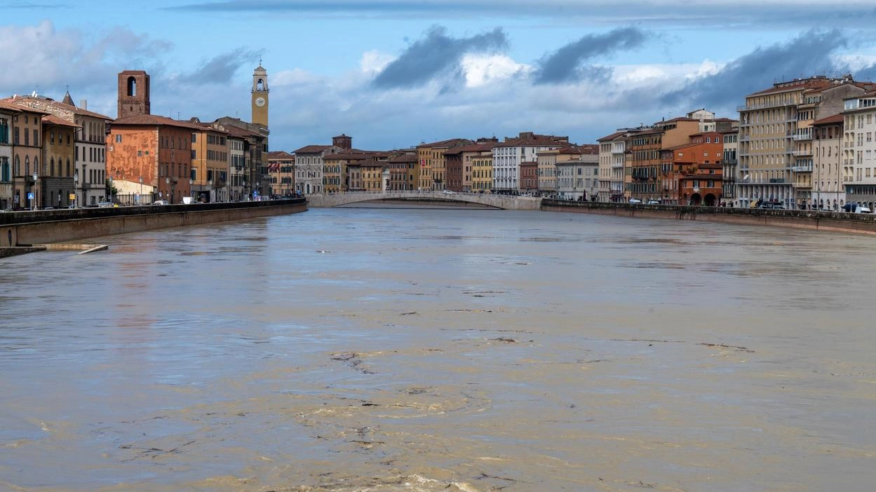Montate le paratie sui lungarni ed evacuati 50 nuclei familiari nelle aree golenali. In provincia inviati i soccorsi fluviali dei vigili del fuoco per trarre in salvo le persone. . Montate le paratie sui lungarni ed evacuati 50 nuclei familiari nelle aree golenali. In provincia inviati i soccorsi fluviali dei vigili del fuoco per trarre in salvo le persone. .