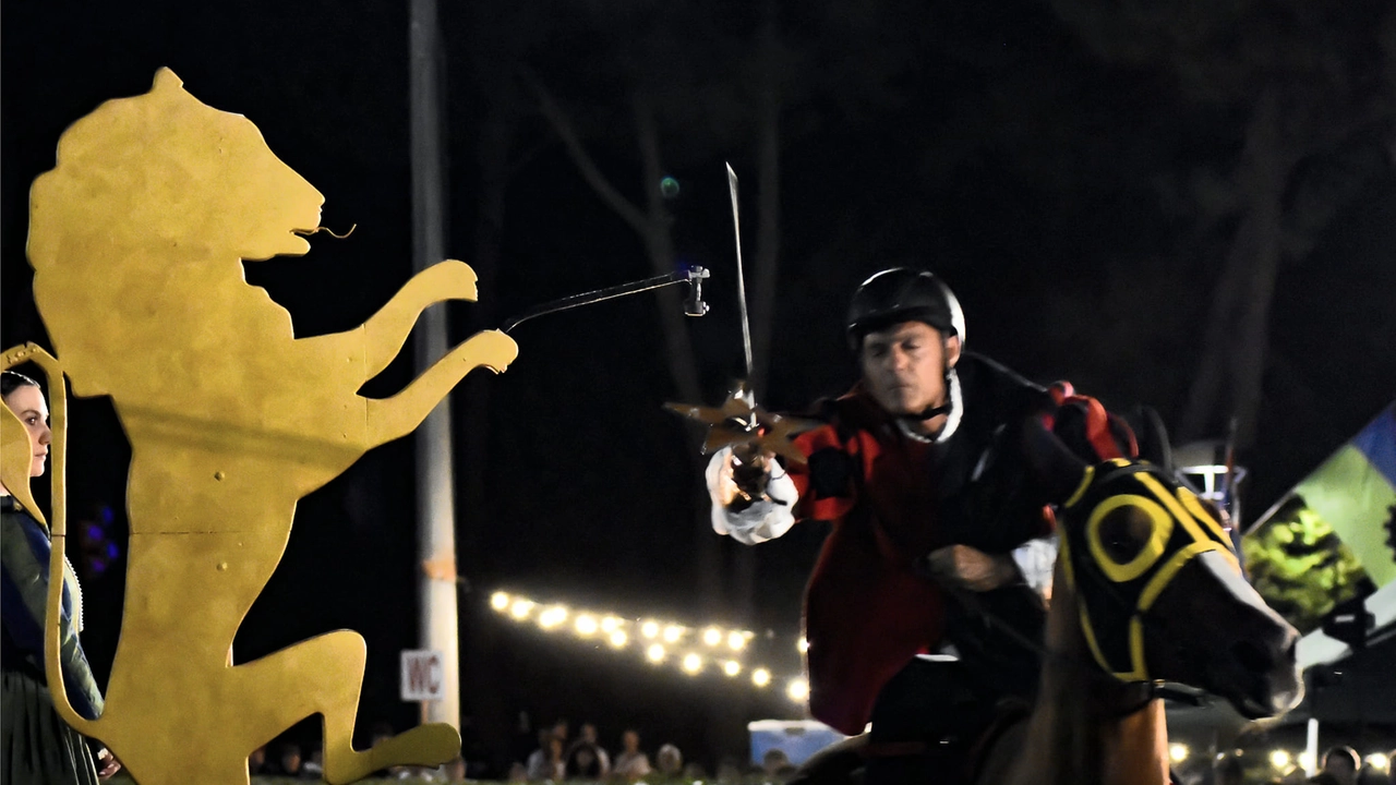 Cavalieri in gara per il Palio delle Contrade Giostra della Stella di Bagno a Ripoli Cavalieri in gara per il Palio delle Contrade Giostra della Stella di Bagno a Ripoli
