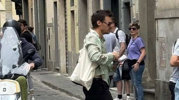 Harry Styles a Firenze, l’incontro con un fan in Oltrarno