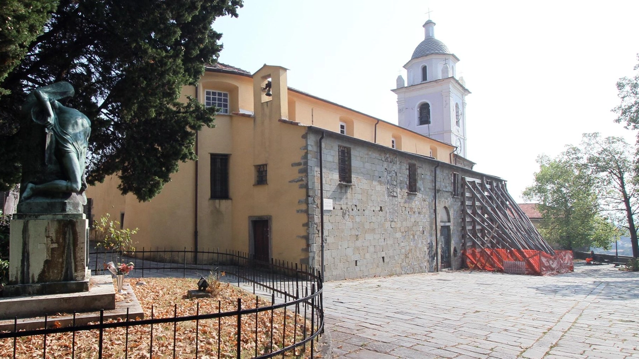 Il piazzale della chiesa di Marinasco all’epoca dei lavori fatti per recuperare all’antico splendore i muri esterni. A destra, il campanile della pieve, non ancora restaurato