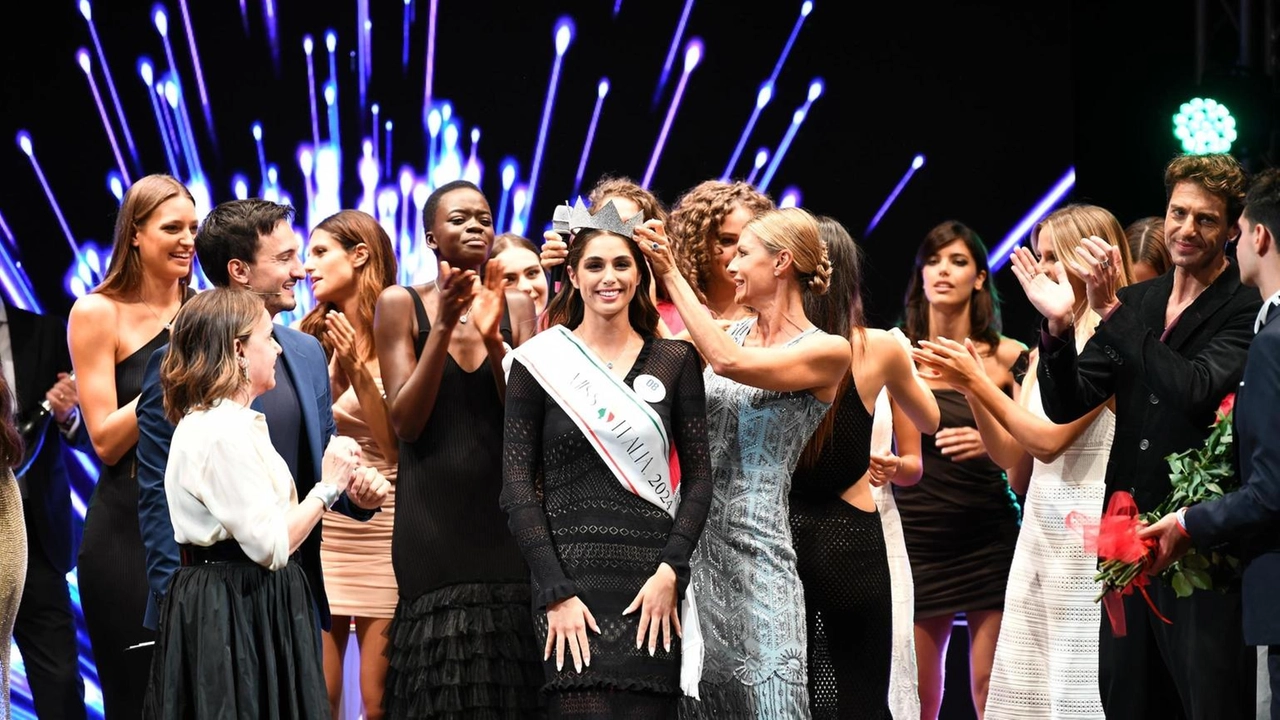 L’incoronazione della Miss Italia 2024, Ofelia Passaponti di Siena