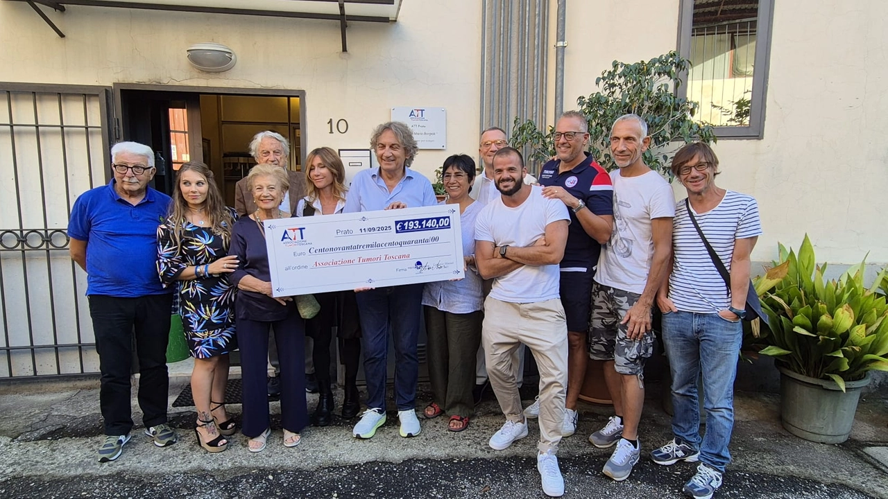 La consegna dell'assegno in via Nicastro