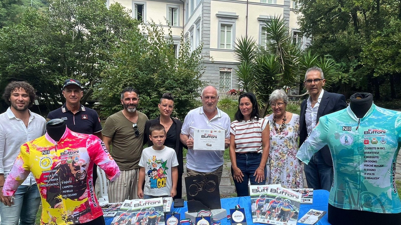 Un momento della presnetazione del celebre trofeo Buffoni di ciclismo Un momento della presnetazione del celebre trofeo Buffoni di ciclismo