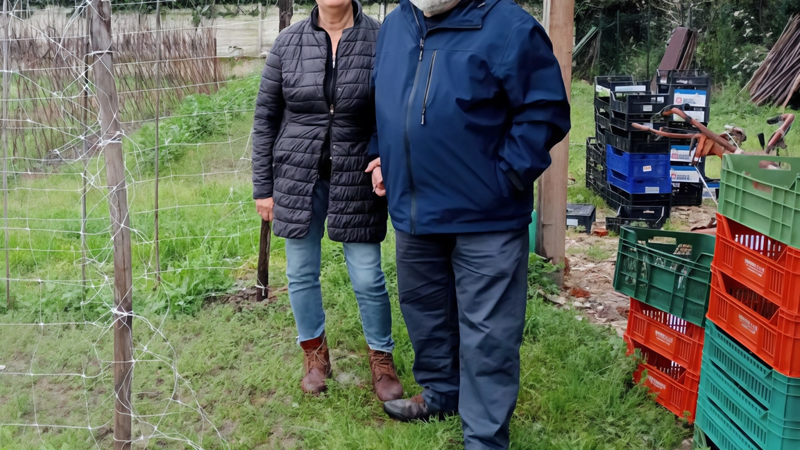 Marisa e Mario nel loro campo dove coltivano i prodotti che vendono al mercato