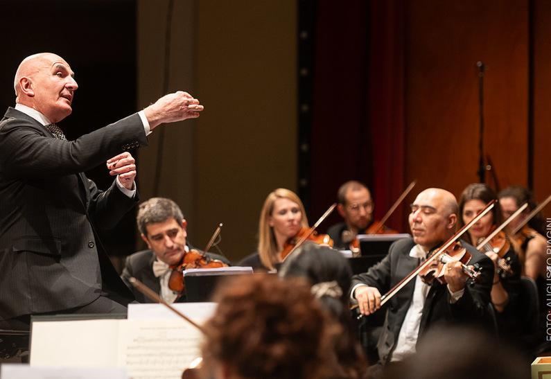 https://www.lanazione.it/image-service/view/acePublic/alias/contentid/MjFiYzQ1ODUtNWVlOS00/0/camerata-su-il-sipario-da-puccini-a-sibelius-ecco-il-cartellone-di-una-stagione-in-festa.jpeg?f=1.90:1&w=1200