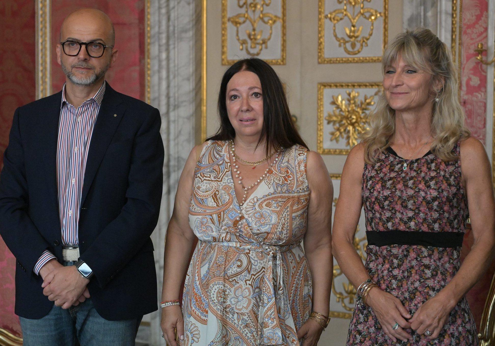 Chiasso Barletti, torna la Madonna. La statua attribuita a Donatello ricollocata nella sua edicola sacra Chiasso Barletti, torna la Madonna. La statua attribuita a Donatello ricollocata nella sua edicola sacra