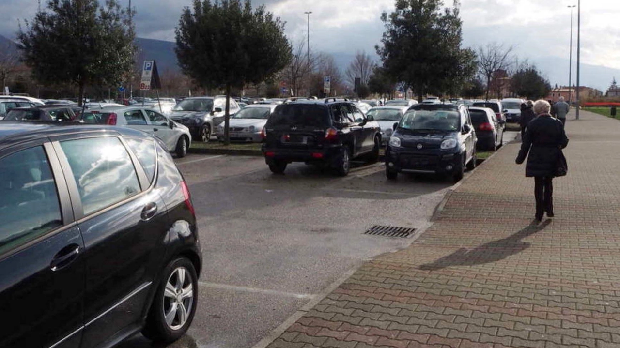 L’area del parcheggio dell’ospedale L’area del parcheggio dell’ospedale