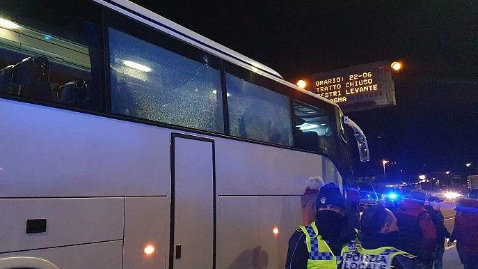 Il pullman dei tifosi granata fermo dopo la sassaiola da parte degli ultras liguri: il mezzo è stato danneggiato Il pullman dei tifosi granata fermo dopo la sassaiola da parte degli ultras liguri: il mezzo è stato danneggiato