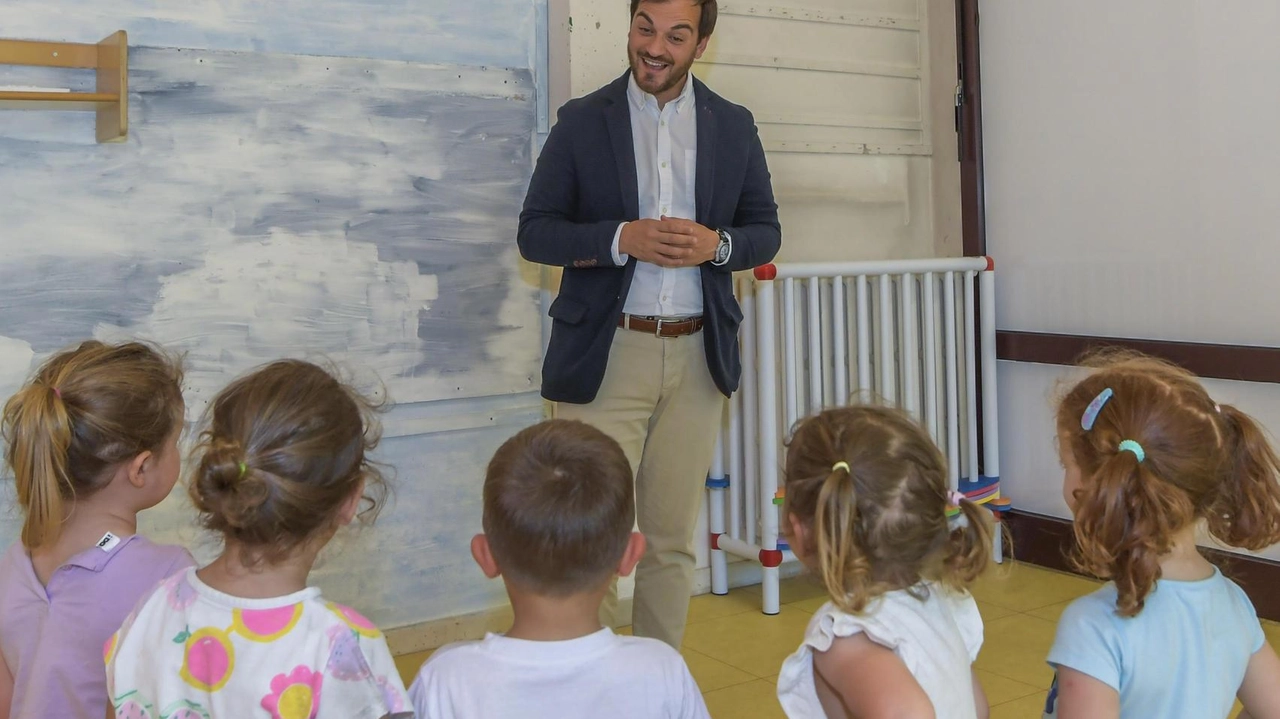 L’assessore ai lavori pubblici, Salvatore Saltarello durante una visita alla Nuova Girandola di via Makarenko (Germogli) L’assessore ai lavori pubblici, Salvatore Saltarello durante una visita alla Nuova Girandola di via Makarenko (Germogli)