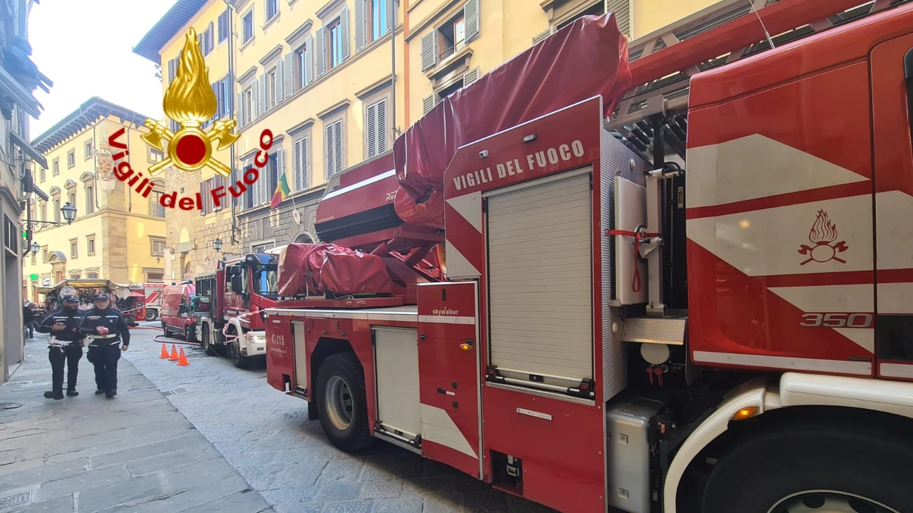 Incendio in appartamento in centro a Firenze, vigili del fuoco sul posto insieme alla polizia municipale Incendio in appartamento in centro a Firenze, vigili del fuoco sul posto insieme alla polizia municipale