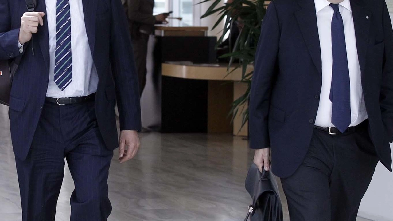 Alessandro Profumo (a sinistra) e Fabrizio Viola non hanno commesso alcun reato di aggiotaggio, né di false comunicazioni sociali relativamente alla prima semestrale 2015 Alessandro Profumo (a sinistra) e Fabrizio Viola non hanno commesso alcun reato di aggiotaggio, né di false comunicazioni sociali relativamente alla prima semestrale 2015