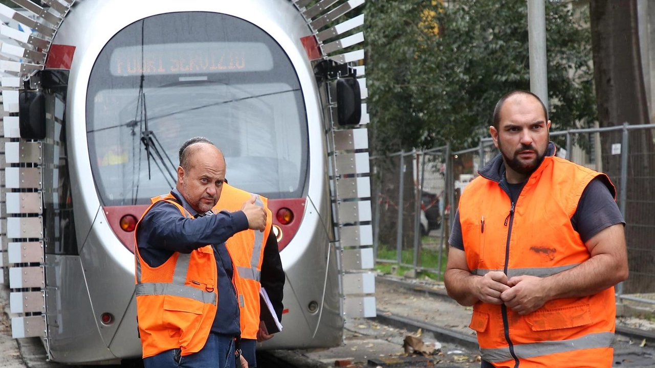 Operai in azione su un cantiere della tramvia Operai in azione su un cantiere della tramvia