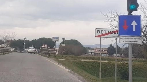 Ecco il semaforo che regola il traffico sulla strada provinciale 327 di Foiano che collega Torrita a Battolle nel territorio di Sinalunga Ecco il semaforo che regola il traffico sulla strada provinciale 327 di Foiano che collega Torrita a Battolle nel territorio di Sinalunga