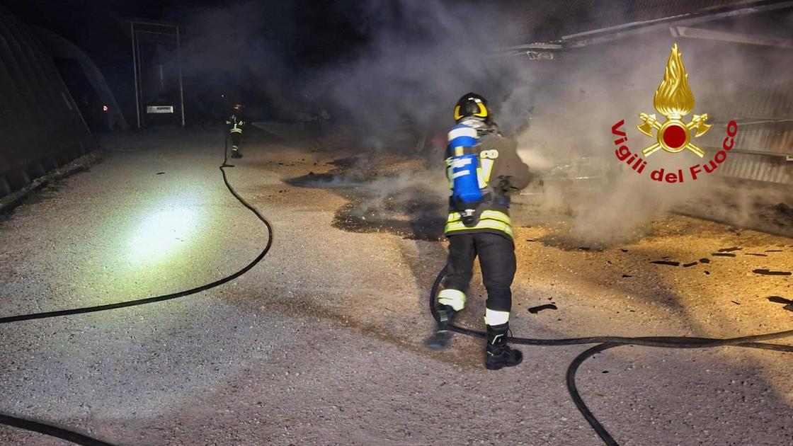 Azienda agricola a fuoco nella notte