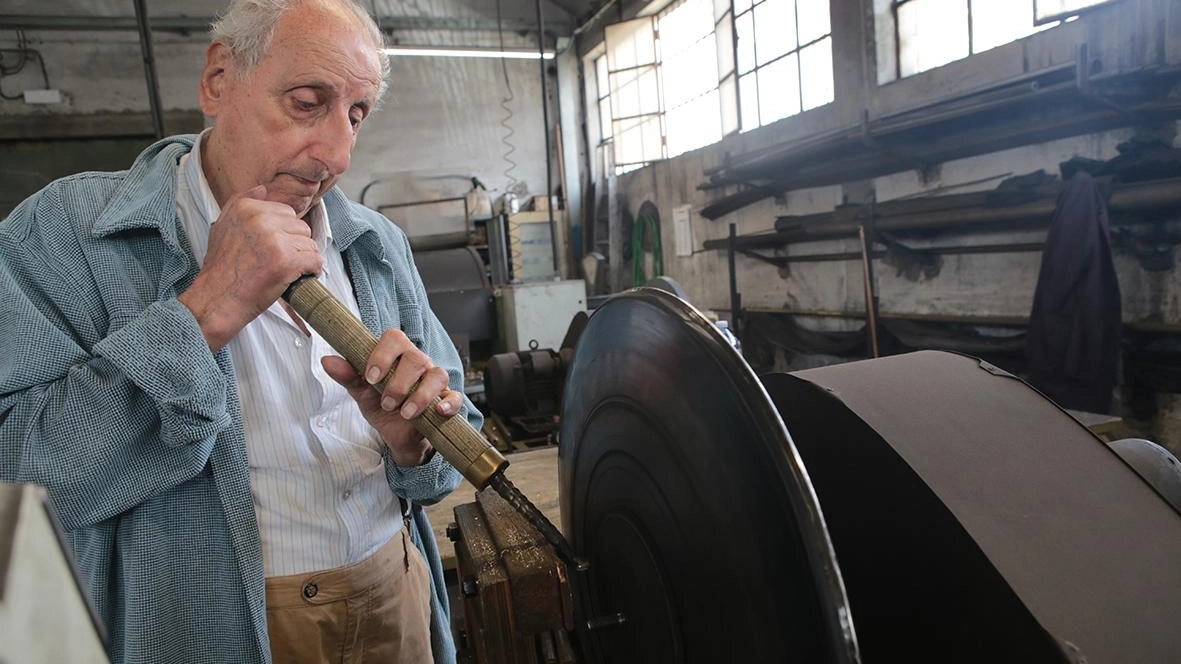 Il maestro Luigi Tronci. all’opera nel suo laboratorio Il maestro Luigi Tronci. all’opera nel suo laboratorio