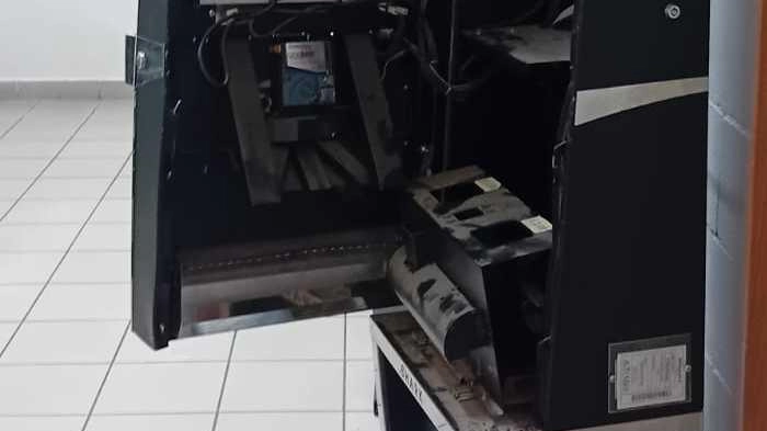 La slot machine scassinata dai ladri dentro il circolo Arci Rinascita di Ponsacco. Ma i malviventi sono rimasti a mani vuote perché non c’erano soldi La slot machine scassinata dai ladri dentro il circolo Arci Rinascita di Ponsacco. Ma i malviventi sono rimasti a mani vuote perché non c’erano soldi