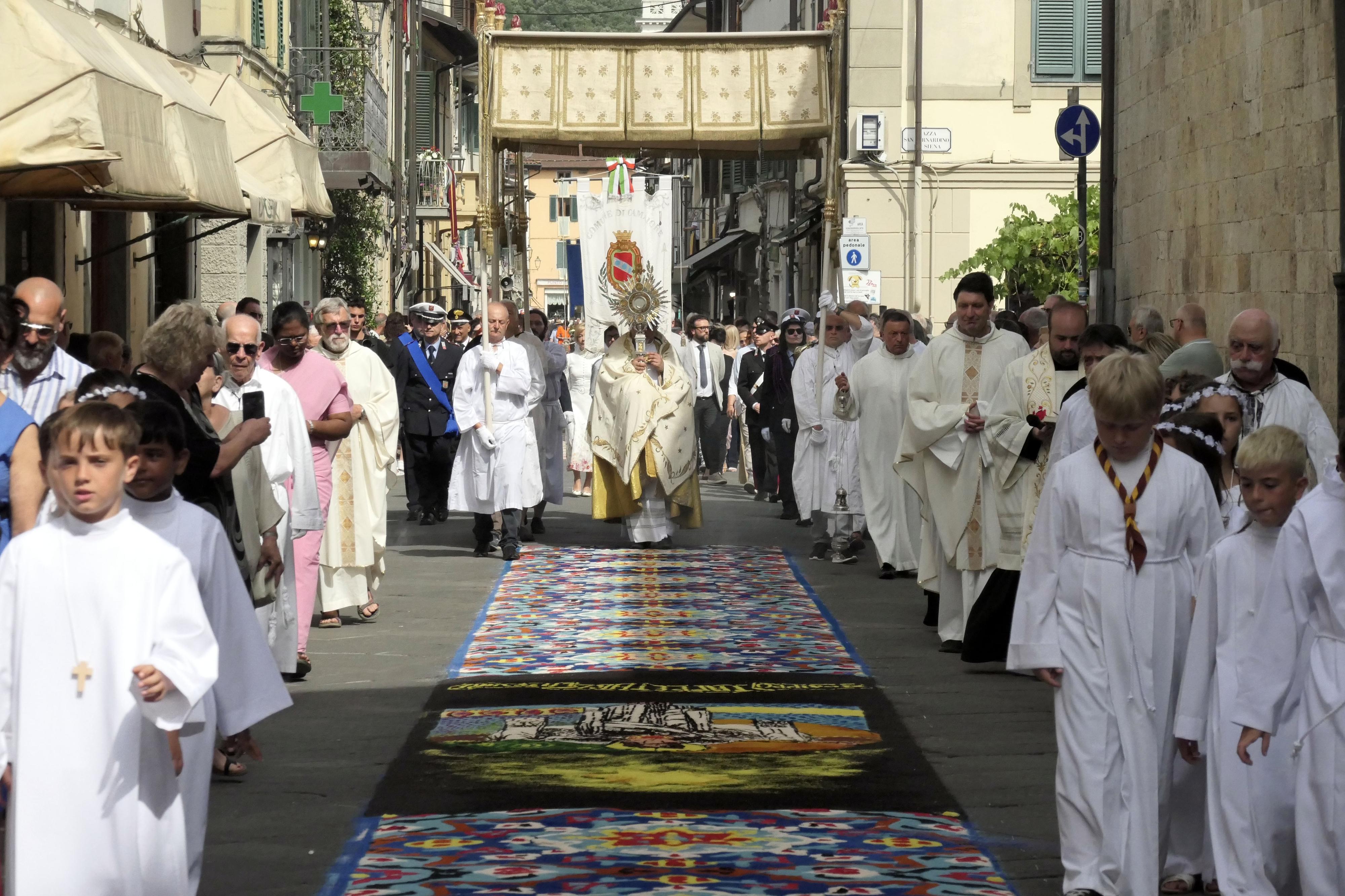 Camaiore, incanto di una notte. Il messaggio di pace nell’arte effimera dei tappeti di segatura Camaiore, incanto di una notte. Il messaggio di pace nell’arte effimera dei tappeti di segatura