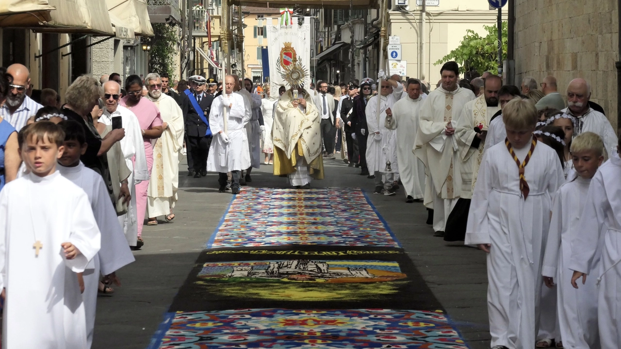 Camaiore, la processione (foto Aldo Umicini) Camaiore, la processione (foto Aldo Umicini)