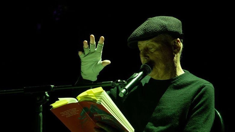 Alessandro Baricco insieme al pianista Stefano Bollani e al trombettista Enrico Rava presenta stasera in Piazza “Novecento. Il duello“, in diretta su Rai 5 Alessandro Baricco insieme al pianista Stefano Bollani e al trombettista Enrico Rava presenta stasera in Piazza “Novecento. Il duello“, in diretta su Rai 5