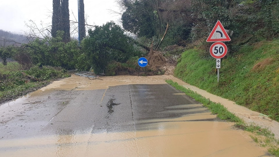 La frana in via Arno a Levane all'altezza dell'Acquaborra