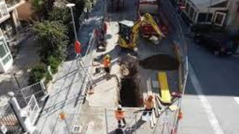 Sono 20 le strade interessate dagli interventi che dureranno circa due mesi. Il Comune: "Un investimento con Acque che supera i sedici milioni di euro".
