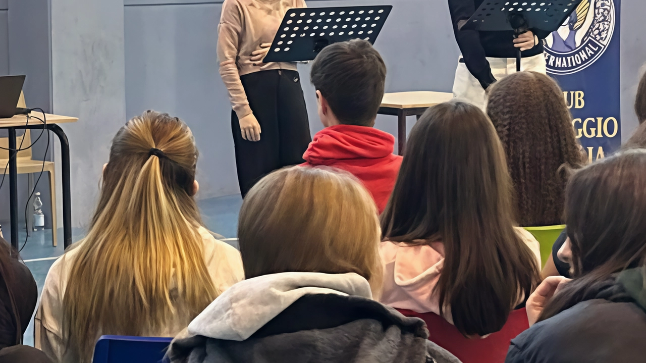 Una delle attività condotte nelle scuole da parte dei soci del club Viareggio-Versilia del Soroptimist Una delle attività condotte nelle scuole da parte dei soci del club Viareggio-Versilia del Soroptimist