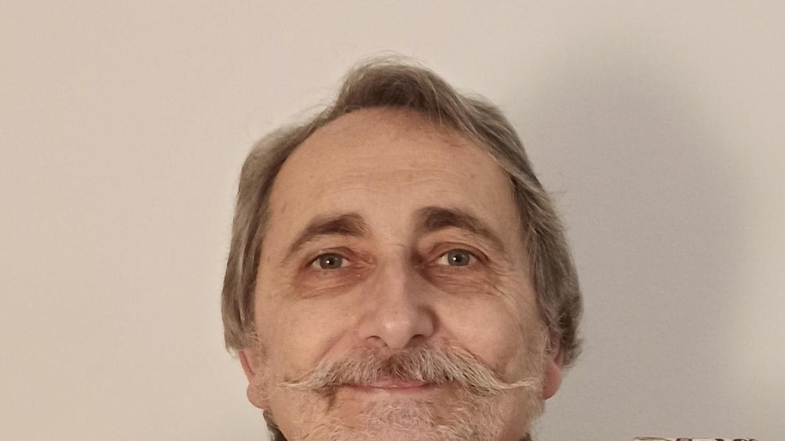 In linea d’aria, De Rosa torna in libreria. L’autore ’bisestile’ alla seconda prova In linea d’aria, De Rosa torna in libreria. L’autore ’bisestile’ alla seconda prova