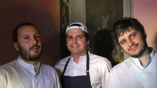 I tre grandi chef del ristorante stupiscono il mondo della gastronomia "Facciamo un passo indietro per farne due avanti in futuro. Vogliamo riavvicinarci alla gente e ritrovare la nostra identità". I tre grandi chef del ristorante stupiscono il mondo della gastronomia "Facciamo un passo indietro per farne due avanti in futuro. Vogliamo riavvicinarci alla gente e ritrovare la nostra identità".