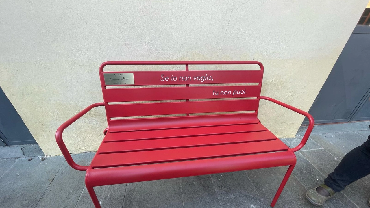 A Firenze nuova panchina rossa per dire no a violenza su donne