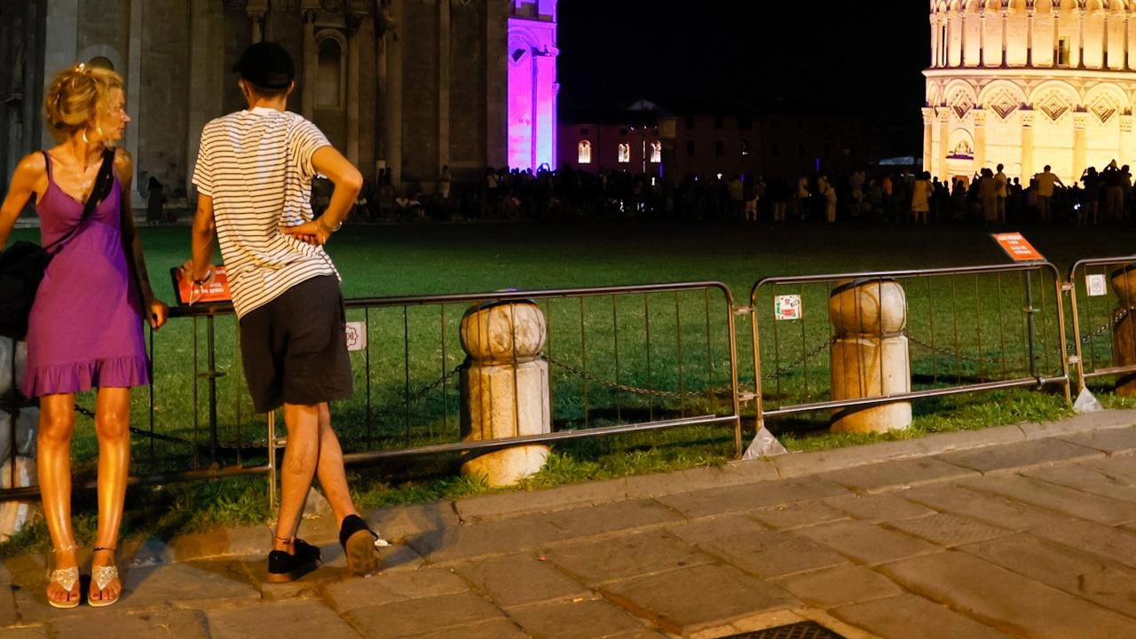 Una vera sorpresa per molti turisti stranieri che si sono trovati a passare da Piazza dei Miracoli venerdì sera Una vera sorpresa per molti turisti stranieri che si sono trovati a passare da Piazza dei Miracoli venerdì sera