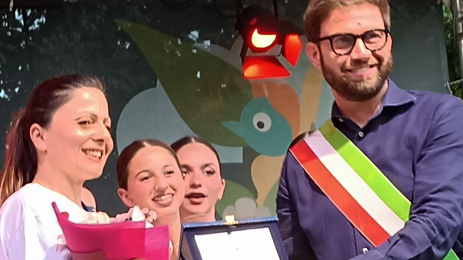 Il Comune da premiato Danzarmonia, che ha vinto la medaglia di bronzo ai Mondiali di danza in Spagna. La scuola... Il Comune da premiato Danzarmonia, che ha vinto la medaglia di bronzo ai Mondiali di danza in Spagna. La scuola...