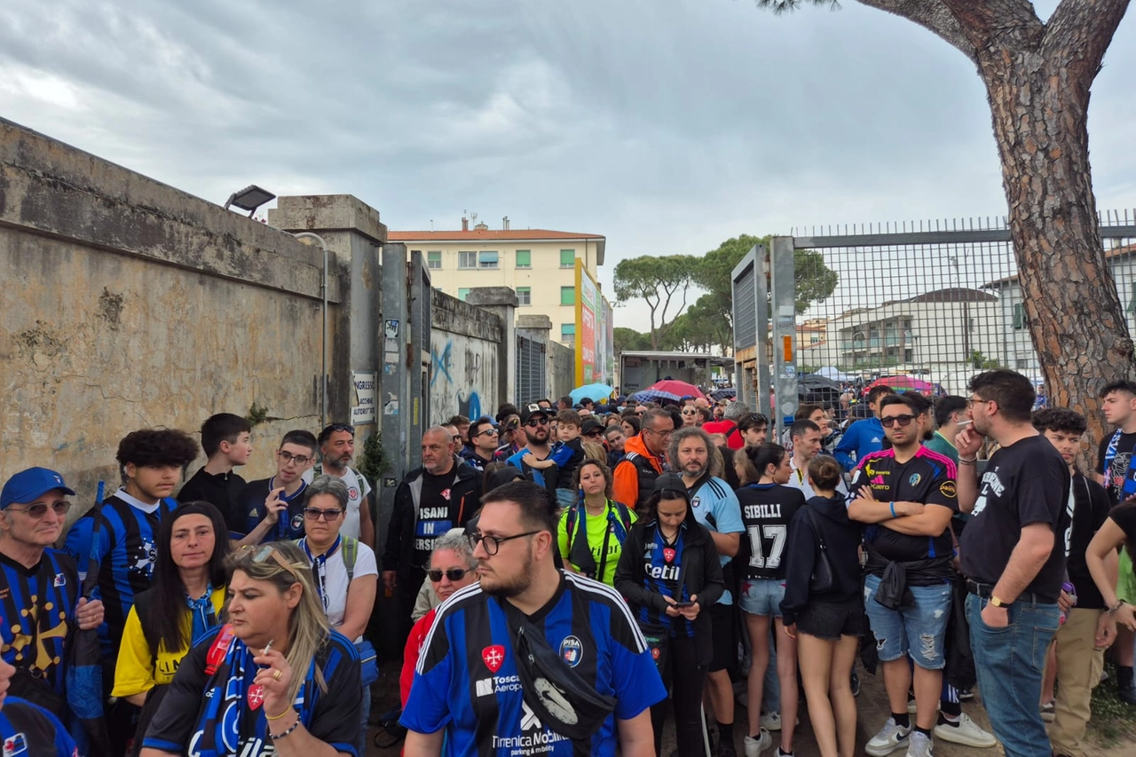 Sono già tantissimi i pisani in coda per l'apertura dei cancelli dell'Arena