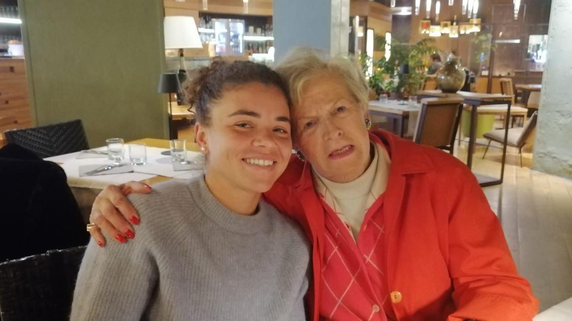 https://www.lanazione.it/image-service/view/acePublic/alias/contentid/MjI3ZmMzMDQtOGYzMS00/0/jasmine-paolini-con-la-nonna-paterna-ivonne-micheletti.jpeg?f=16:9&w=1200&h=630