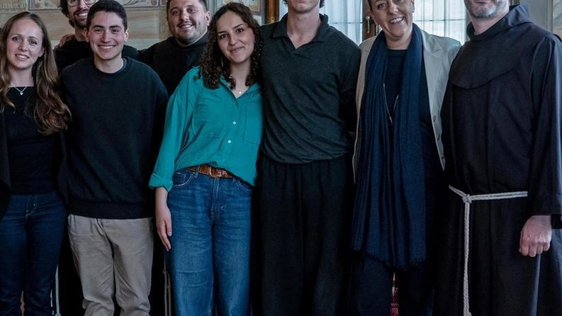 Da destra, Fra’ Matteo Brena della Custodia di Terra Santa per la Toscana, la sindaca di Firenze Sara Funaro, alcuni giovani della GiFra e l’assessora comunale alle politiche giovanili Letizia Perini