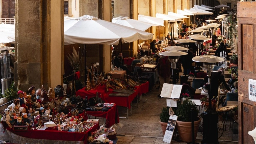 Oggetti d’arte, i mobili, i gioielli, i libri e ogni tipo di collezionismo alla Fiera Antiquaria (Foto di repertorio) Oggetti d’arte, i mobili, i gioielli, i libri e ogni tipo di collezionismo alla Fiera Antiquaria (Foto di repertorio)