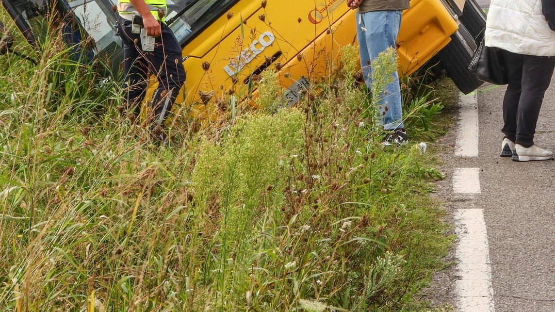 Il pulmino della scuola materna di Pagnana è finito fuori strada. Attimi di terrore in via della Motta ad Avane ma conseguenze lievi. Piccoli sotto choc dopo l’incidente: accertamenti in pronto soccorso. . Il pulmino della scuola materna di Pagnana è finito fuori strada. Attimi di terrore in via della Motta ad Avane ma conseguenze lievi. Piccoli sotto choc dopo l’incidente: accertamenti in pronto soccorso. .