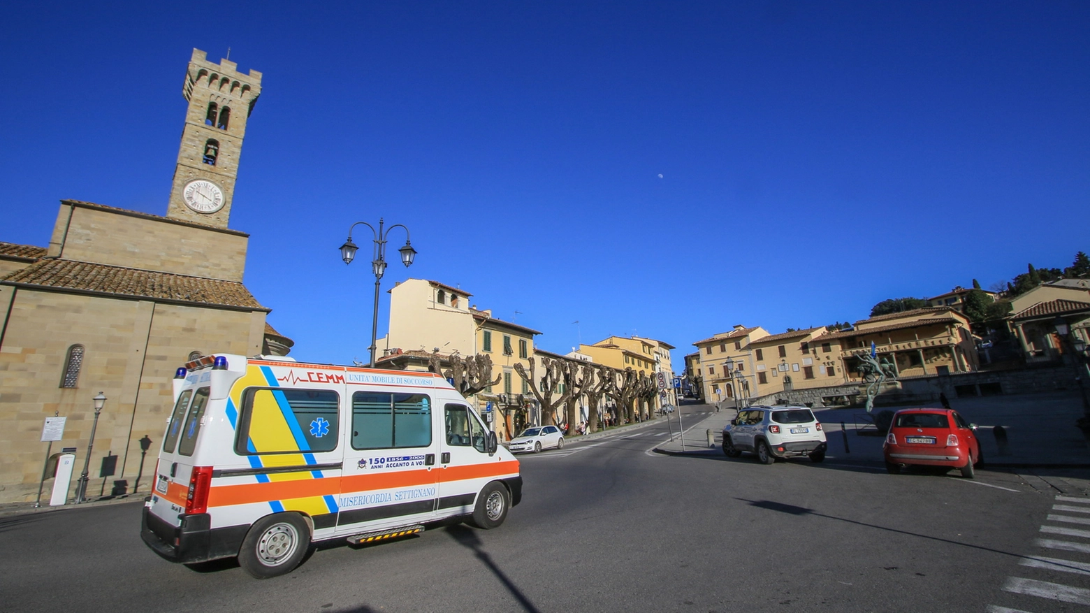 Ambulanza in transito in piazza Mino a Fiesole (Foto Germogli)