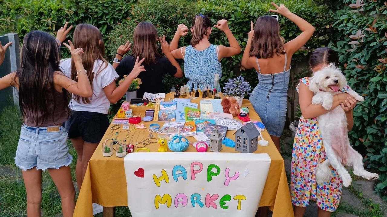 Il mercatino dei bambini allestito nei giorni scorsi ai laghi Braccini di Pontedera. Il ricavato. è andato a un canile di Cascina Il mercatino dei bambini allestito nei giorni scorsi ai laghi Braccini di Pontedera. Il ricavato. è andato a un canile di Cascina