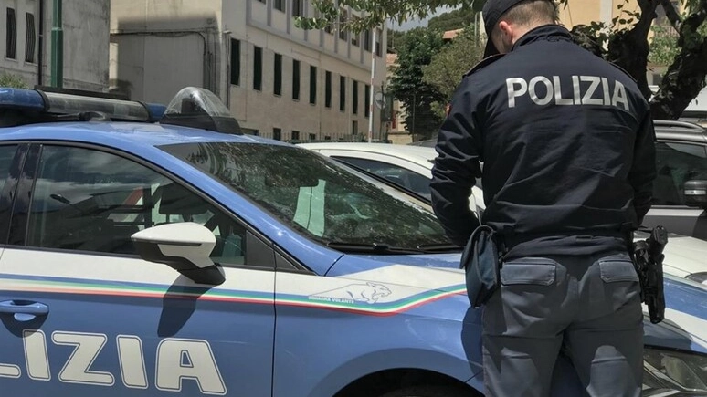 Polizia di Stato (foto d'archivio, Ansa) Polizia di Stato (foto d'archivio, Ansa)