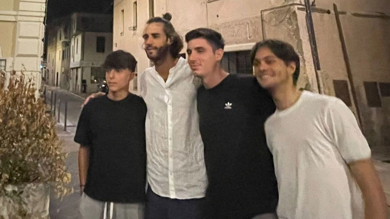 ’Gimbo’ Tamberi non si è sottratto alle foto ricordo nella piazzetta di Tavernelle ’Gimbo’ Tamberi non si è sottratto alle foto ricordo nella piazzetta di Tavernelle