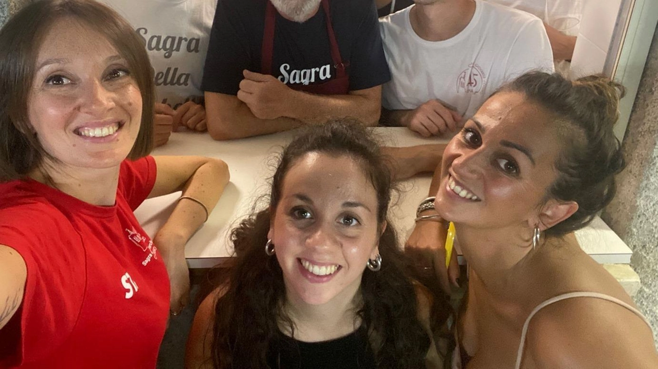 Un gruppo di volontari impegnati nella tradizionale Sagra della Porchetta di Costano che quest’anno celebra la 49esima edizione Un gruppo di volontari impegnati nella tradizionale Sagra della Porchetta di Costano che quest’anno celebra la 49esima edizione