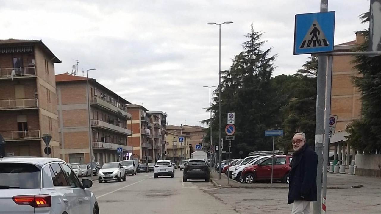 In alcune zone di Poggibonsi le strisce pedonali sono invisibili e quindi attraversare risulta pericoloso In alcune zone di Poggibonsi le strisce pedonali sono invisibili e quindi attraversare risulta pericoloso