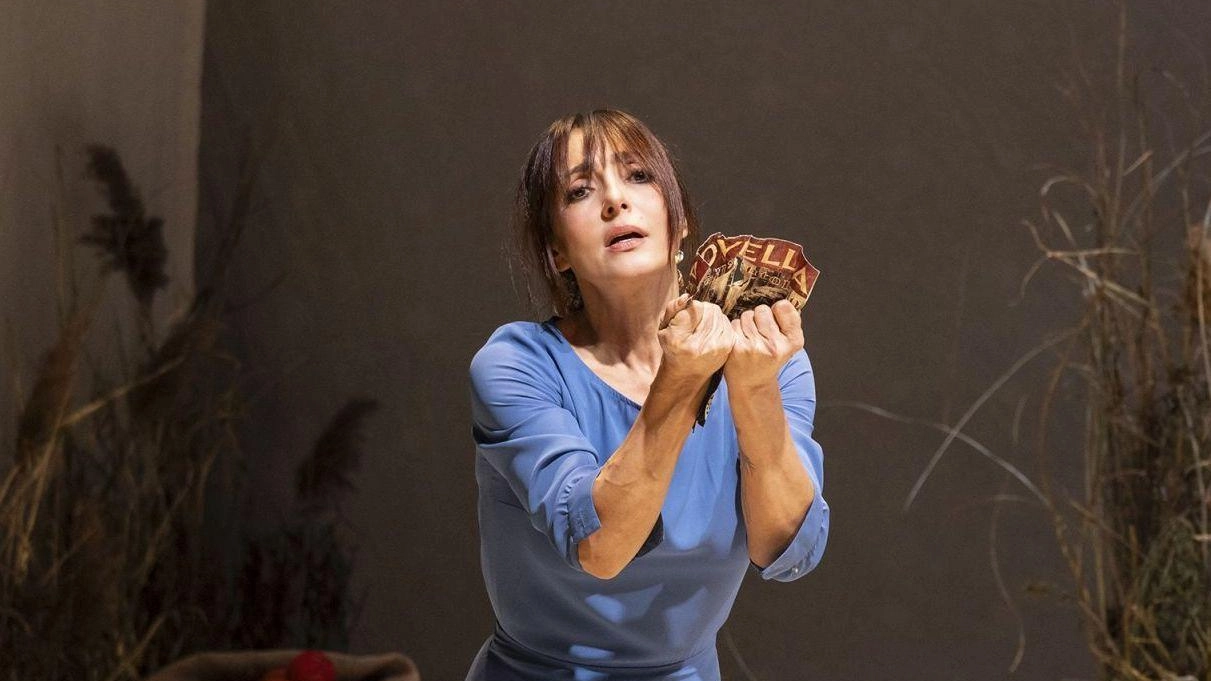 Stasera al Teatro Pacini Ambra Angiolini protagonista nelo spettacolo «Olivia Denaro» tratto dal romanzo di Viola Ardone Stasera al Teatro Pacini Ambra Angiolini protagonista nelo spettacolo «Olivia Denaro» tratto dal romanzo di Viola Ardone
