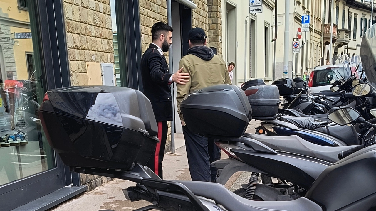 I carabinieri identificano l'individuo che aveva messo a soqquadro il negozio I carabinieri identificano l'individuo che aveva messo a soqquadro il negozio