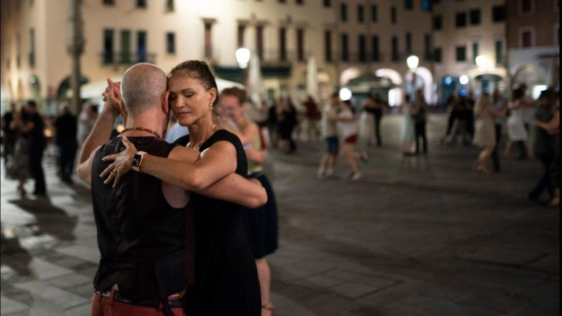 Comune, Consorzio Perugia in Centro e Metanoia, presentano l’evento “Blackout”, suoni, lumi e stelle nella notte di San Lorenzo: Spegniamo le... Comune, Consorzio Perugia in Centro e Metanoia, presentano l’evento “Blackout”, suoni, lumi e stelle nella notte di San Lorenzo: Spegniamo le...