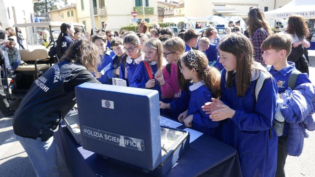 Il questore ha illustrato la svolta del 2024 durante la cerimonia a Poggio. Premiati 18 poliziotti che si sono distinti per le proprie capacità professionali.